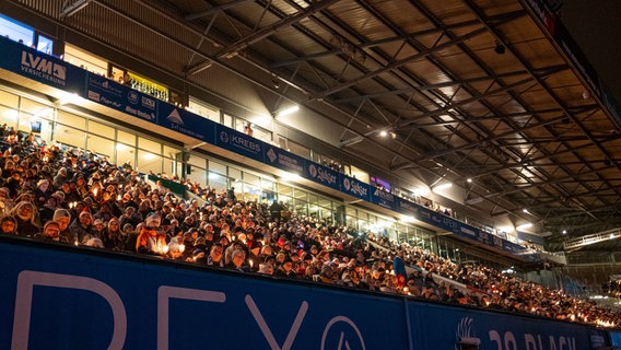 Blick auf die Westtribüne beim Weihnachtssingen im Ostseestadion 2024 © picture alliance / Fotostand Foto: Fotostand / Voelker