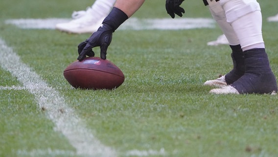 Ein Football liegt auf dem Rasen. © picture alliance/dpa Foto: Marcus Brandt