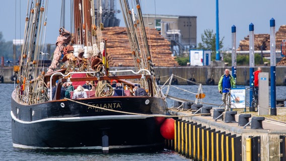 Das Segelschiff "Atalanta" im Wismarer Stadthafen. © picture alliance/dpa Foto: Jens Büttner