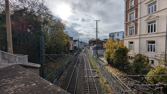 Eine leere Bahnlinie mit Schienen und Leitungen in Schwerin. © Christoph Loose Foto: Chris Loose