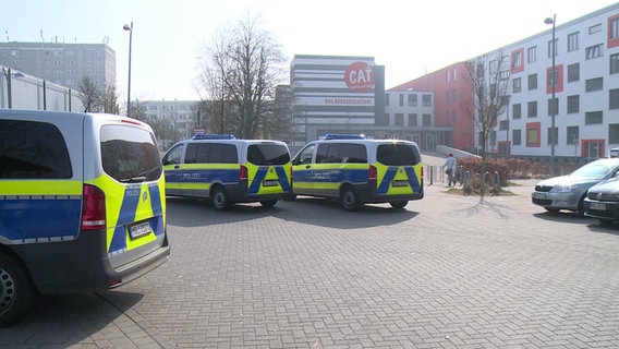 Polizeieinsatz an der Schweriner Schule "Campus am Turm". © NDR Foto: Mike-Oliver Woyth