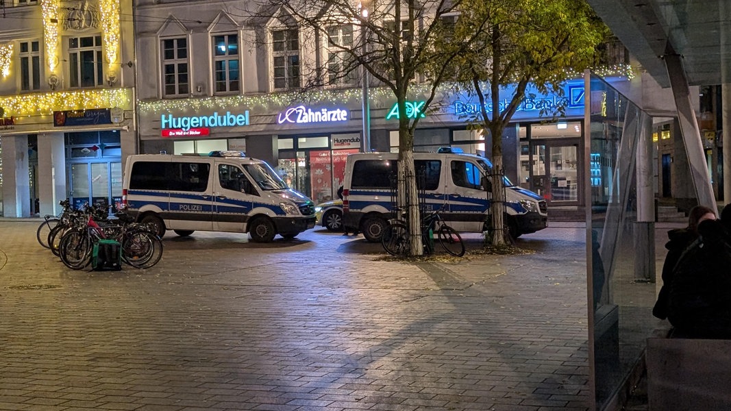 Schwerin: Bereitschaftspolizei auf dem Marienplatz