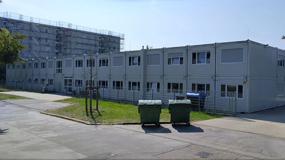 Container im Wismarer Stadtteil Friedenshof. © NDR Foto: Christoph Woest