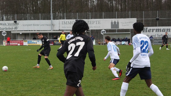 Spieler von Dynamo Schwerin, in schwarz, mit der Rückennummer 27 im Sportpark Lankow. Spieler von Makkabi Berlin im weißen Trikot, Nummer 22. © NDR Foto: Wiebke Heiden