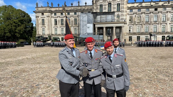 Oberstleutnant Christian Pingel (v. l.), General Ralf Peter Hammerstein und Oberstleutnant Tobias Erwins vor dem Schloss in Ludwigslust. © NDR Foto: Christoph Kümmritz