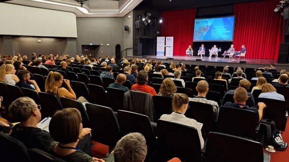 Zuhörer beim Jahreskongress der Landeszentrale für politische Bildung in Wismar. © Landeszentrale für politische Bildung 