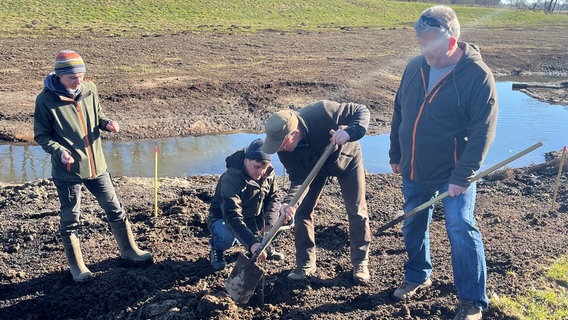 Klaudia Lüdecke vom Planungsinstitut Biota, Uwe Zöllner vom Wasser- und Bodenverband Mittlere Elde, Jens Uwe Springer, Bürgermeister der Gemeinde Zölkow und Bernd Dickau, Verbandspräsident bei der Baumpflanzaktion des LAV MV an der Warnow bei Zölkow. © LAV MV 