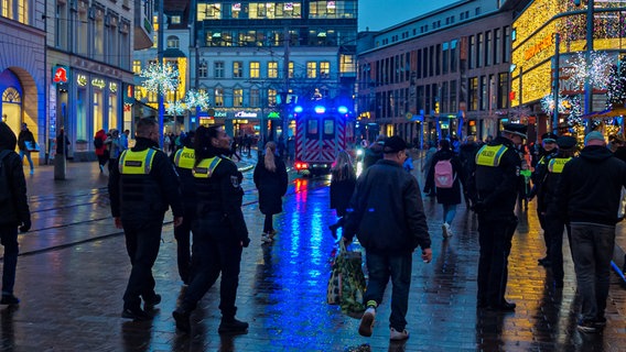 Auf Streife mit der Polizei am Marienplatz und auf dem Schweriner Weihnachtsmarkt. © Christoph Loose 