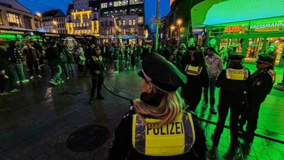 Auf Streife mit der Polizei am Marienplatz und auf dem Schweriner Weihnachtsmarkt. © Christoph Loose 