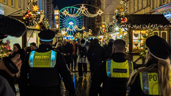 Auf Streife mit der Polizei am Marienplatz und auf dem Schweriner Weihnachtsmarkt. © Christoph Loose 