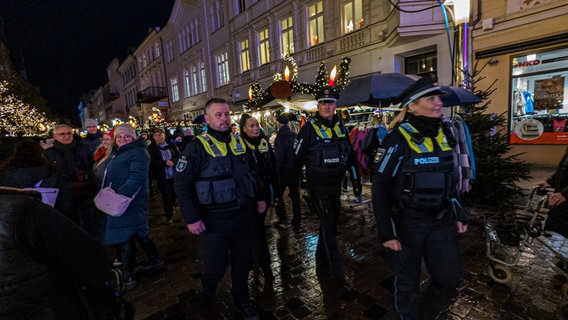 Auf Streife mit der Polizei am Marienplatz und auf dem Schweriner Weihnachtsmarkt. © Christoph Loose 