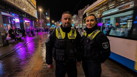 Auf Streife mit der Polizei am Marienplatz und auf dem Schweriner Weihnachtsmarkt. © Christoph Loose 