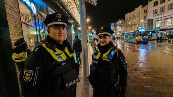 Auf Streife mit der Polizei am Marienplatz und auf dem Schweriner Weihnachtsmarkt. © Christoph Loose 