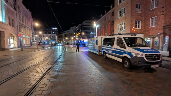 Die neue mobile Polizeiwache steht auf dem Schweriner Marienplatz © Chris Loose Foto: Christoph Loose