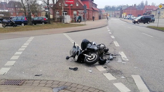 Motorroller liegt nach Unfall auf der Straße © Privat Foto: Privat