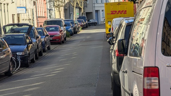 Eine leere Straße, parkende Autos zu beiden Seiten. © Christoph Loose 