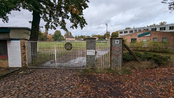 Die Schweriner Paulshöhe liegt weiter brach. Hier war einst ein Sportplatz. © NDR Foto: Chris Loose