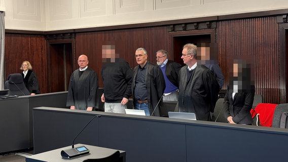 Prozessbeginn am Landgericht in Schwerin: Zwei Männer und eine Frau sind wegen Brandstiftung und versuchtem Betrugs angeklagt. © NDR Foto: Christoph Kümmritz