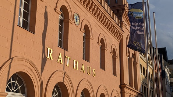 Der Schriftzug Rathaus an der Fassade des Schweriner Rathauses. © Christoph Loose 