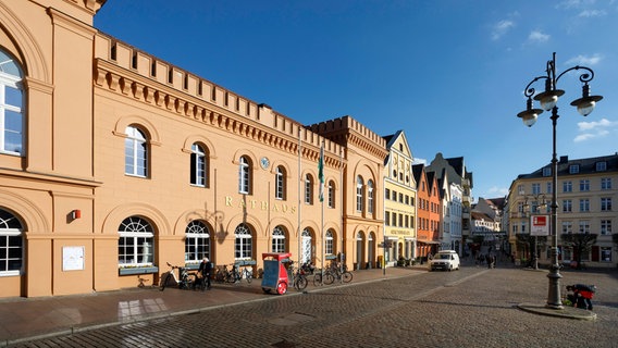 Das Rathaus in Schwerin. © picture alliance/imageBROKER Foto: Olaf Döring