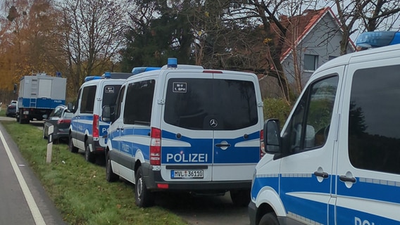 Im Landkreis Ludwigslust Parchim - direkt an der B321- durchsucht die Polizei ein Grundstück. © NDR Foto: Alena Wagenhuber