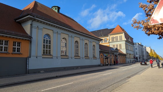 Die Sporthalle der Heine Schule in Schwerin in der Außenansicht © Christoph Loose 