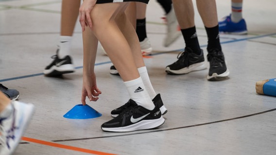 Kinder beim Sportunterricht in der Schule. © picture alliance/dpa Foto: Marijan Murat