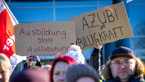 Beschäftigte des Helios-Klinikum stehen vor dem Hauptgebäude des Krankenhaus und beteiligen sich an einem zweitägigen Warnstreik. © Jens Büttner/dpa 