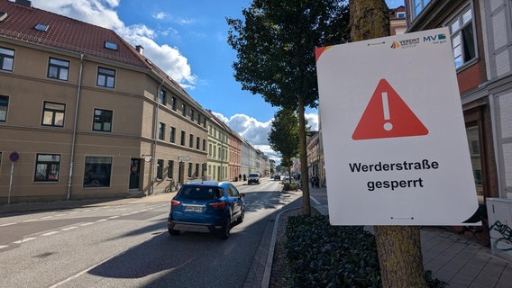 Wegen des Bürgerfests zum Tag der Deutschen Einheit ist die Werderstraße in Schwerin gesperrt. © NDR Foto: Chris Loose