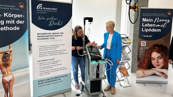 Ministerpräsidentin Manuela Schwesig (SPD) bei der Eröffnung eines neuen Gebäudes des Technologie- und Gewerbezentrums in Schwerin. © NDR Foto: Mirko Bock