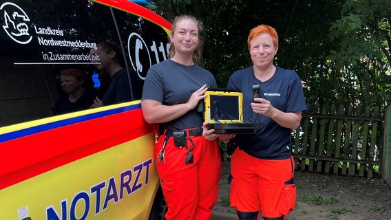 Notfallsanitäterin Sabrina Gringel und Notärztin Dr. Patricia Bunke mit einem Ultraschallgerät. © Landkreis Nordwestmecklenburg 