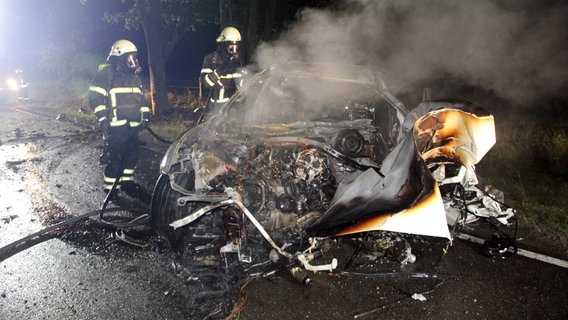 Bei einem Unfall auf der K117 nahe Wohezinkel (Landkreis Ludwigslust-Parchim) ist ein Luxuswagen ausgebrannt. © Michael-Günther Bölsche Foto: Michael-Günther Bölsche