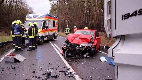 Schwerer Unfall in Ludwigslust-Parchim: Eine 62-Jährige ist am Mittwoch bei einem Unfall auf der B191 zwischen Neu Kaliß und Malliß gestorben. © Ralf Drefin Foto: Ralf Drefin