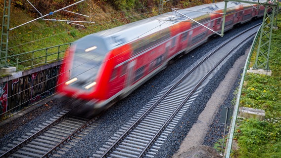 Ein Regionalzug auf dem Weg zum Schweriner Hauptbahnhof. © picture alliance/dpa Foto: Jens Büttner