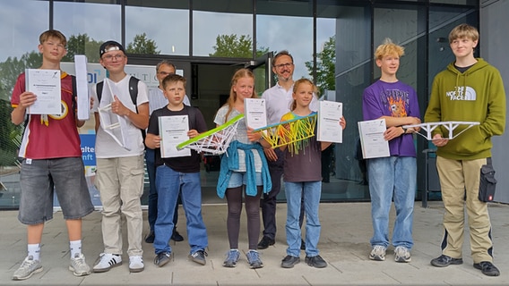 Die Gewinner des Papierbrücken-Wettbewerbs. © NDR/Christoph Woest Foto: Christoph Woest