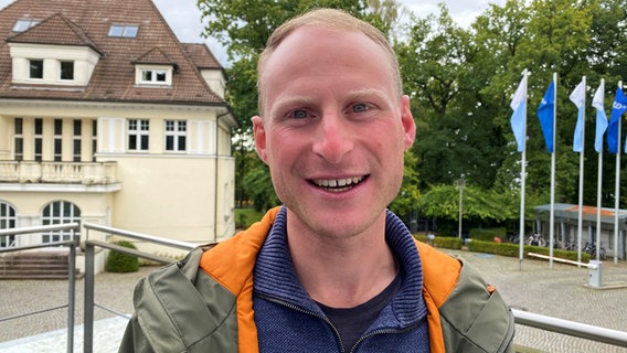 Wilhelm Scholz aus Seehof bei Schwerin steht auf dem Gelände des NDR in Schwerin © NDR Foto: Christian Kohlhof