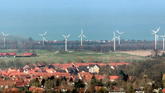 Windräder bei Nienhagen an der Ostsee. © dpa-Bildfunk Foto: Bernd Wüstneck