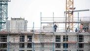 Blick auf die Wohnungsbaustelle der WIRO Wohnen Wohnungsgesellschaft mbH in Rostocl-Lichtenhagen im Februar 2023. © dpa-Bildfunk Foto: Frank Hormann