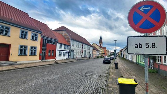 Am Rand der Großen Wollweberstraße in Neubrandenburg steht ein Halteverbot-Schild mit dem Hinweis "ab 05.08." © NDR Foto: Sven-Peter Martens