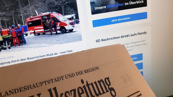 Printausgabe einer Zeitung vor einem Bildschirm mit einer Zeitungswebseite. © NDR Foto: NDR