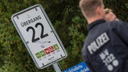 Vor dem Seebrückenvorplatz in Zingst steht ein Schild mit dem Schriftzug "Übergang 22". Unbekannte haben in dem Küstenort zwei junge Männer durch Schüsse schwer verletzt. © dpa Foto: Stefan Sauer