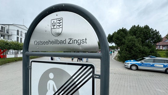 "Ostseeheilbad Zingst" steht auf einem Schild am Seebrückenvorplatz. © dpa Foto: Stefan Sauer