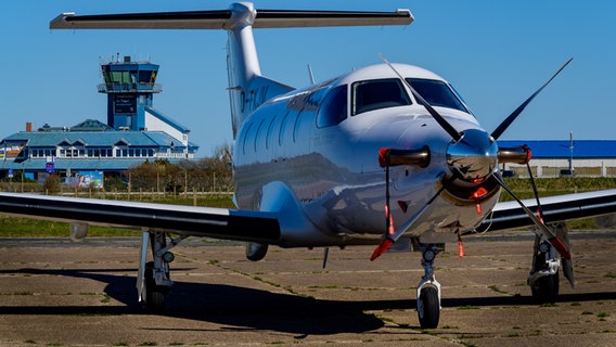 Tower Flughafen Sylt und Privatjet © picture alliance/dpa | Axel Heimken Foto:  Axel Heimken