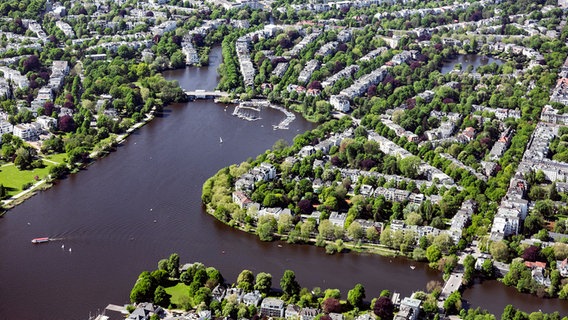 Eine Luftaufnahme des Hamburger Stadtteils Winterhude und der Außenalster mit vielen Bäumen. © imageBROKER Foto: ThomasxRobbin