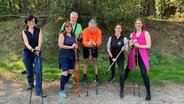 Der NDR Info Reporter Albrecht Breitschuh (Mitte) mit eine Walking-Gruppe im Rahmen der Aktion "NDR in Bewegung". © NDR Foto: Albrecht Breitschuh