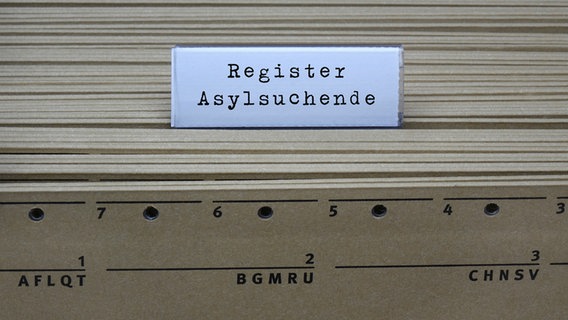 Eine Registerkarte mit der Aufschrift "Register Asylsuchende". © picture alliance / ZB Foto: Sascha Steinach