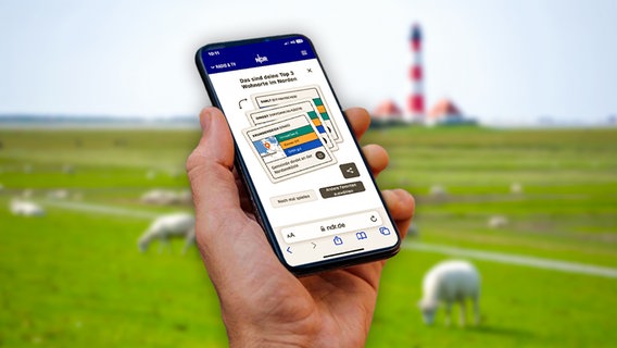 Eine Hand hält ein Smartphone mit dem News-Spiel "NDR Wohn-O-Mat" vor einer norddeutschen Landschaft mit Schafen und Leuchtturm © Fotolia.com Foto: JFL Photography