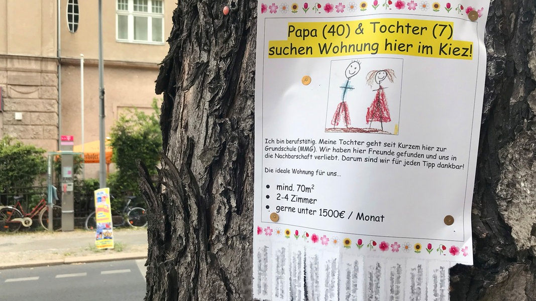 Symbolbild für die Wohnungssuche: Ein Vater sucht per Aushang an einem Baum für sich und seine Tochter eine Wohnung