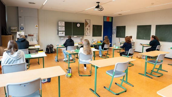 Schüler warten in einem Klassenzimmer auf den Beginn einer schriftlichen Abiturprüfung. © picture alliance/dpa | Silas Stein Foto: Silas Stein