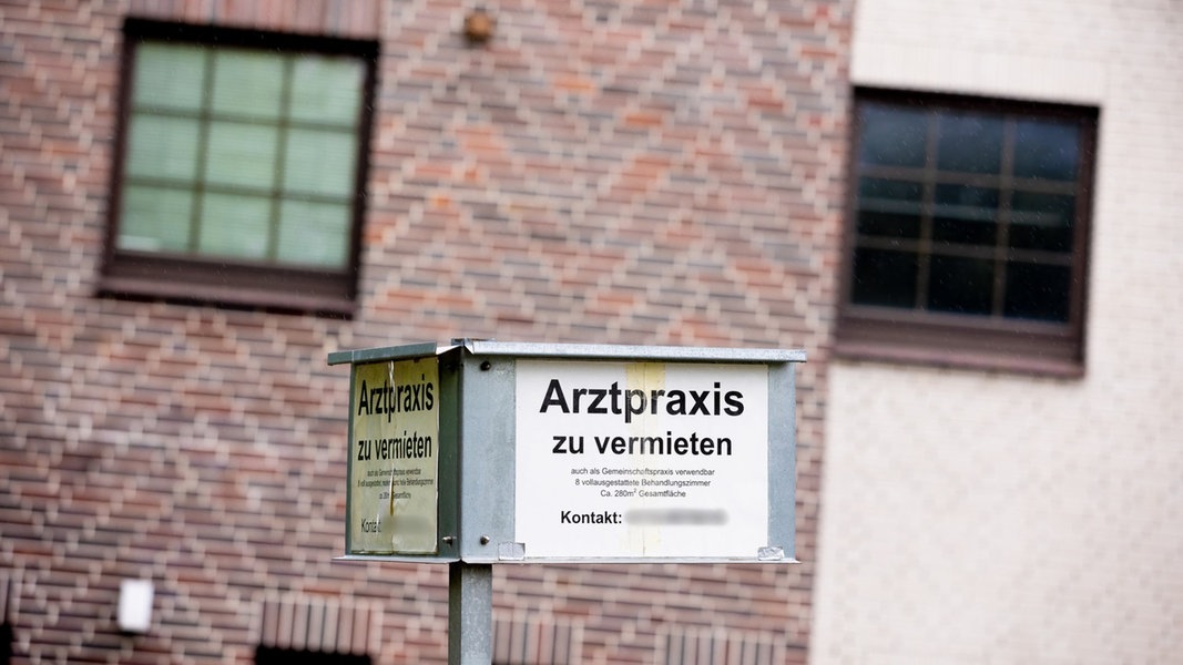 Ein Schild mit der Aufschrift «Arztpraxis zu vermieten» steht vor einem Gebäude.